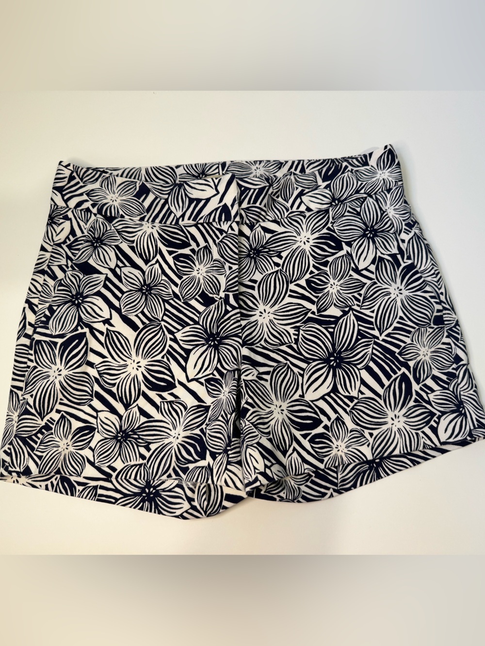 Cremeux Navy White Floral Golf Skort Shorts Size 2 Resort Coastal Summer